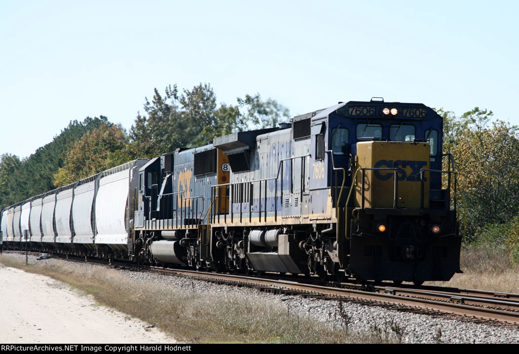 CSX 7606 leads train Q492 northbound, past the A 263 mp